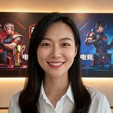 电竞公司运营总监陈晓雯近照，站在公司电竞主题墙前微笑
